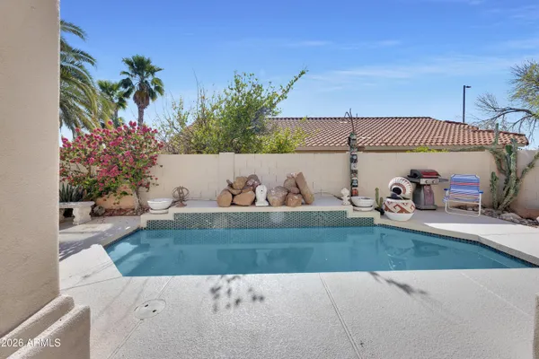 a view of a backyard
