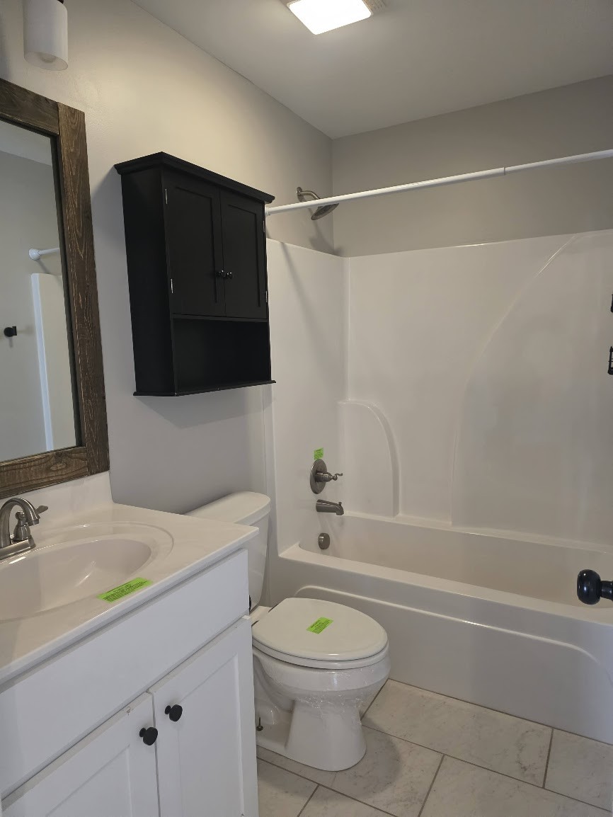 4927 Minnis Road Springfield, TN 37172 - Photo 10 of 15 a bathroom with a toilet a sink and bathtub