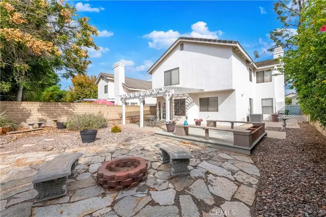 a view of a house with backyard and garden