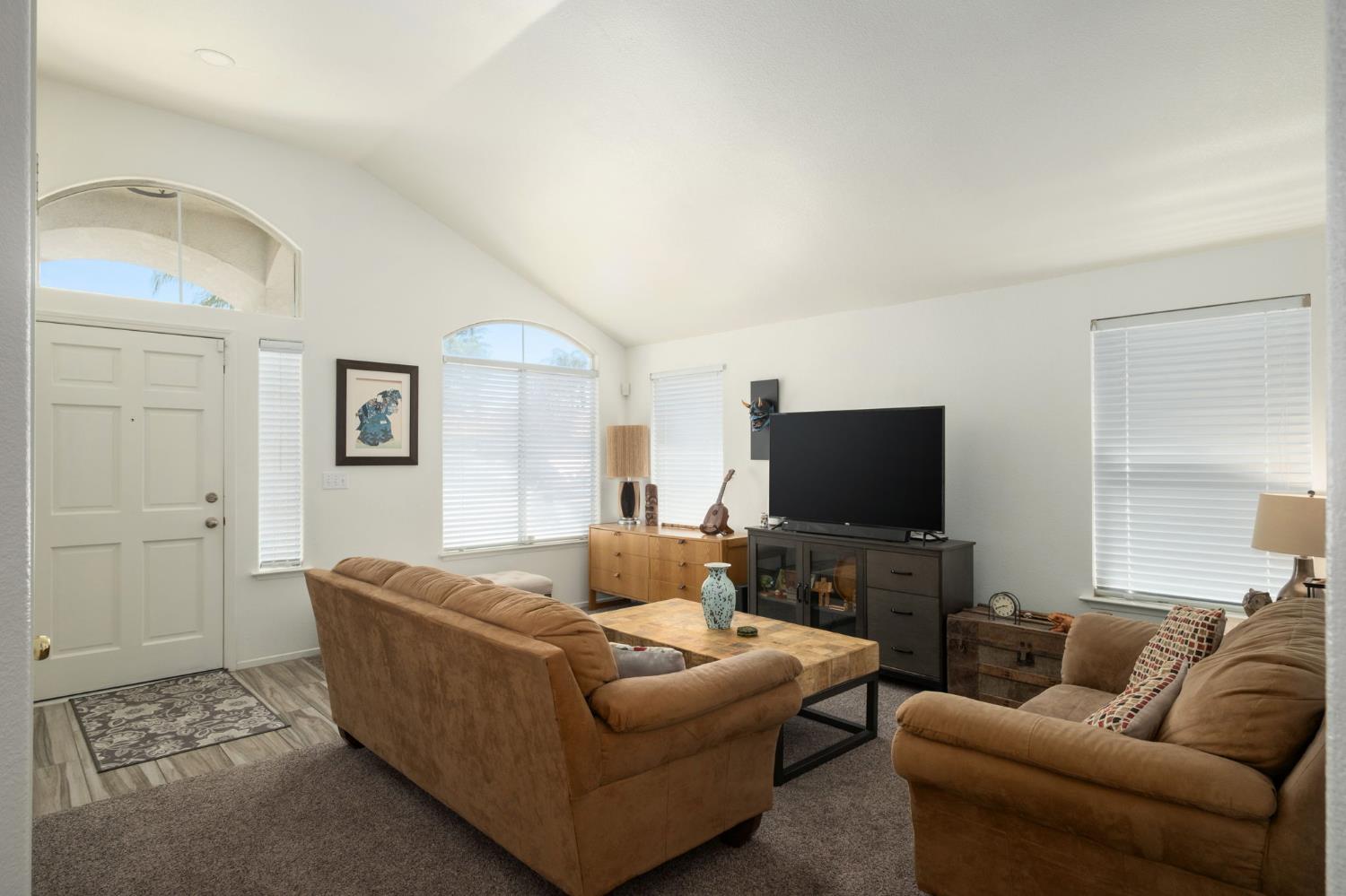5682 West Sample Avenue Fresno, CA 93722 - Photo 7 of 25