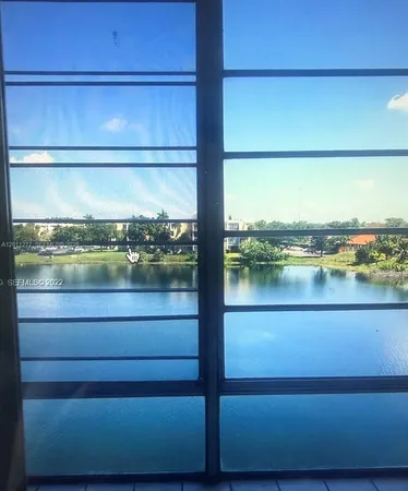$1,950 | 879 Northeast 195th Street, Unit 425, Miami, FL 33179