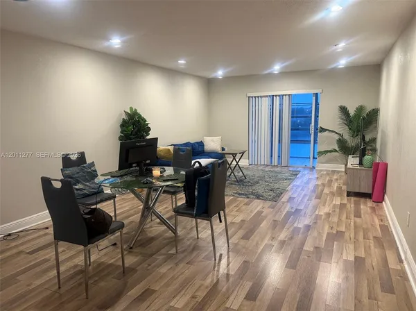 $1,950 | 879 Northeast 195th Street, Unit 425, Miami, FL 33179
