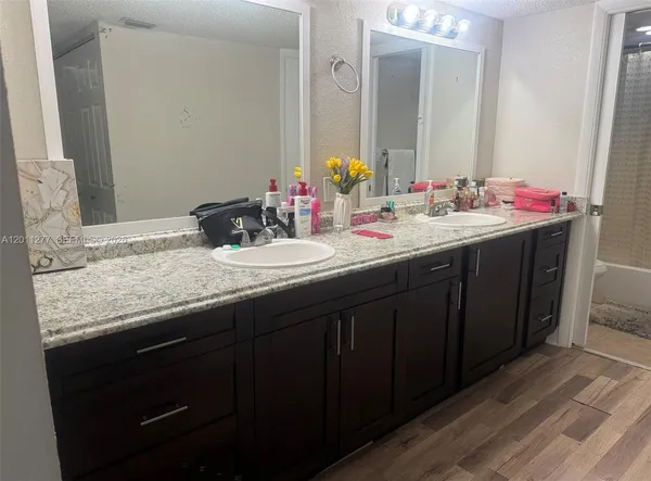 $1,950 | 879 Northeast 195th Street, Unit 425, Miami, FL 33179