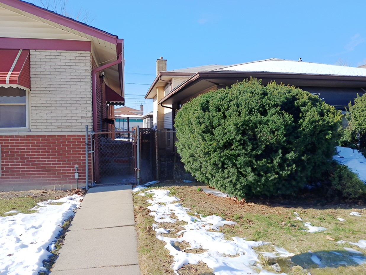11818 South Justine Street Chicago, IL 60643 - Photo 3 of 14 a view of a backyard of the house
