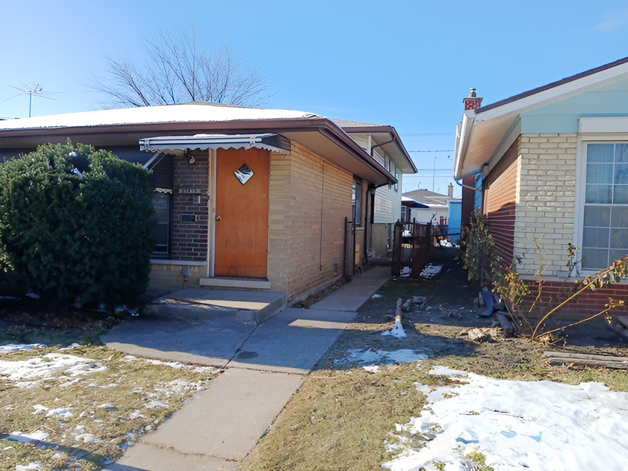 11818 South Justine Street Chicago, IL 60643 - Photo 4 of 14 a view of a backyard with table and chairs under an umbrella