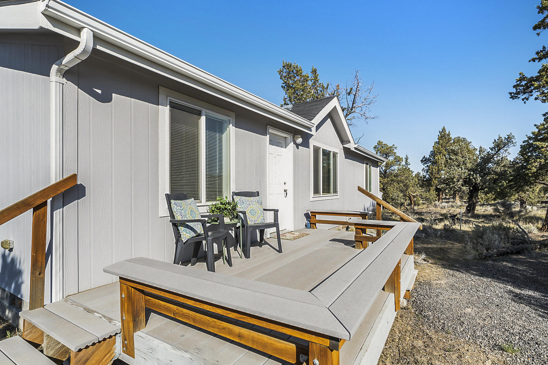 6637 Southwest Badger Road Terrebonne, OR 97760 - Photo 3 of 37 Front Deck