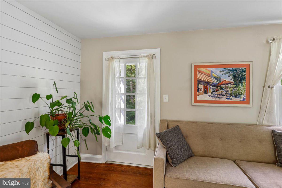 16617 Wesley Chapel Road Monkton, MD 21111 - Photo 5 of 60 Living room - front door entrance