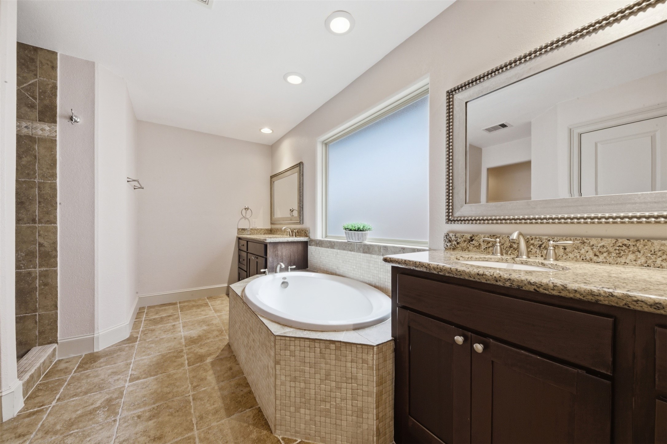 5929 Kansas Street Houston, TX 77007 - Photo 25 of 30 Walk in Shower & Soaking Tub in Primary Bathroom