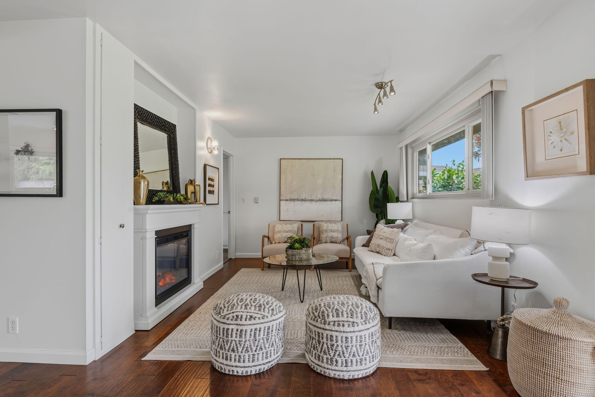 5950 Encina Road, Unit 2 Goleta, CA 93117 - Photo 11 of 37 11-Living Room