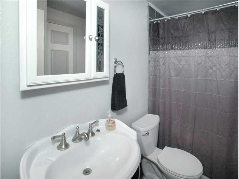 130 Seton Road Verona, PA 15147 - Photo 13 of 15 Full Bath.