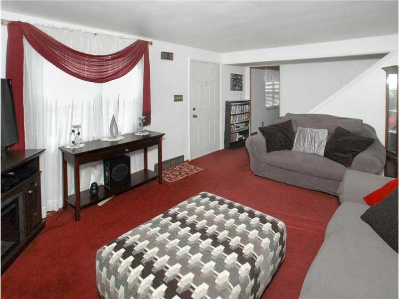 130 Seton Road Verona, PA 15147 - Photo 3 of 15 Living Room.