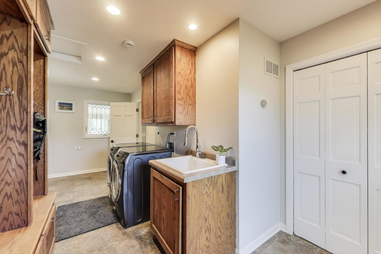 924 Stonefield Circle Inverness, IL 60067 - Photo 22 of 50 a view of hallway with washer and dryer