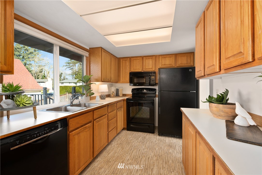 11830 Northeast 156th Street Bothell, WA 98011 - Photo 6 of 37 Gallery Image 6