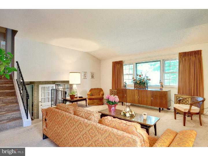 502 Howard Road Cherry Hill, NJ 08034 - Photo 3 of 20 Living Room