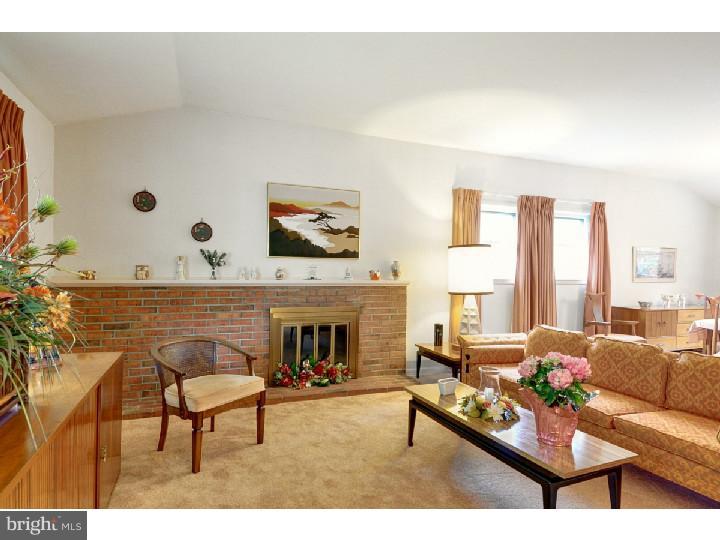 502 Howard Road Cherry Hill, NJ 08034 - Photo 6 of 20 Living Room