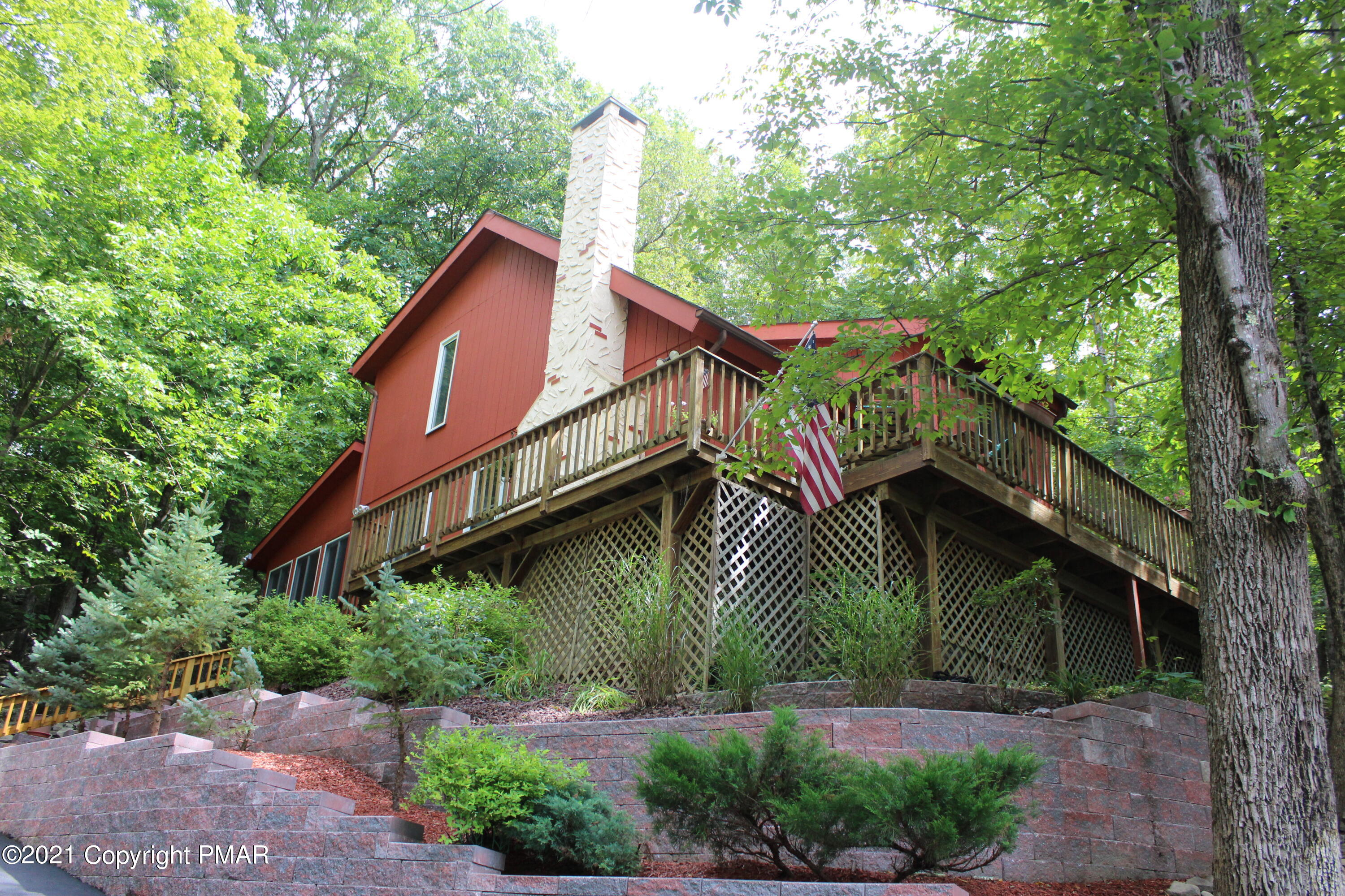 a view of front of a house with a small yard