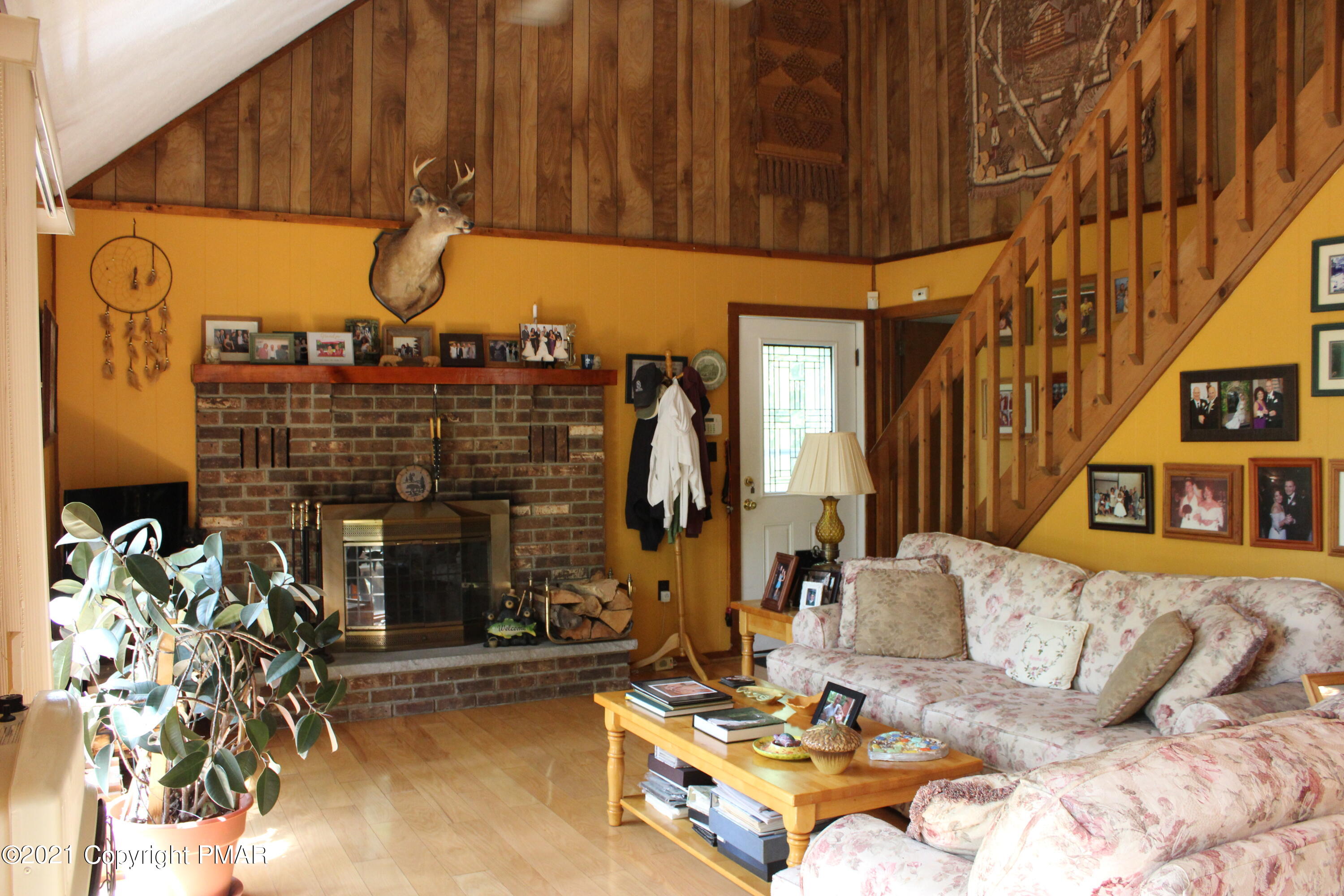 4208 Winchester Way Bushkill, PA 18324 - Photo 13 of 44 a living room filled with furniture