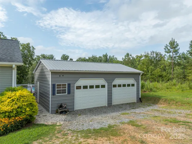 a view of a house with backyard and garden