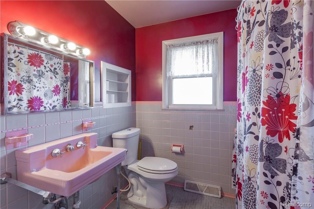 28498 Eureka Road Romulus, MI 48174 - Photo 12 of 23 IMG_3758.jpg
