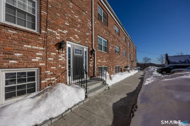 $179,000 | 12 Terrace Place, Unit 11, New Milford, CT 06776