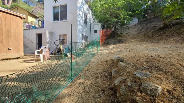 a view of a house with backyard