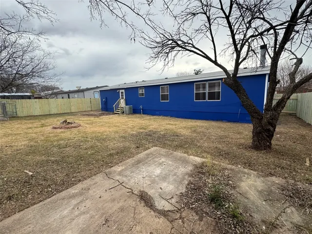 a view of a yard with a house
