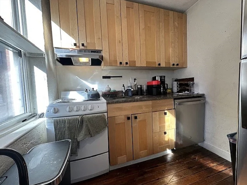 35 Charter Street, Unit 4 Boston, MA 02113 - Photo 3 of 11