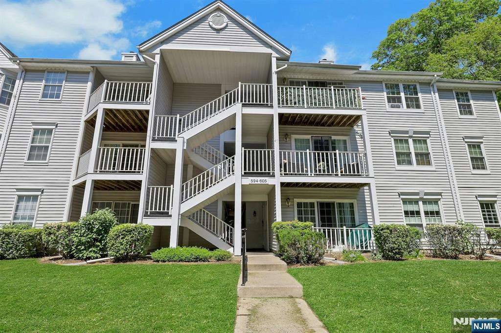 601 Lilac Lane Mahwah, NJ 07430 - Photo 2 of 30