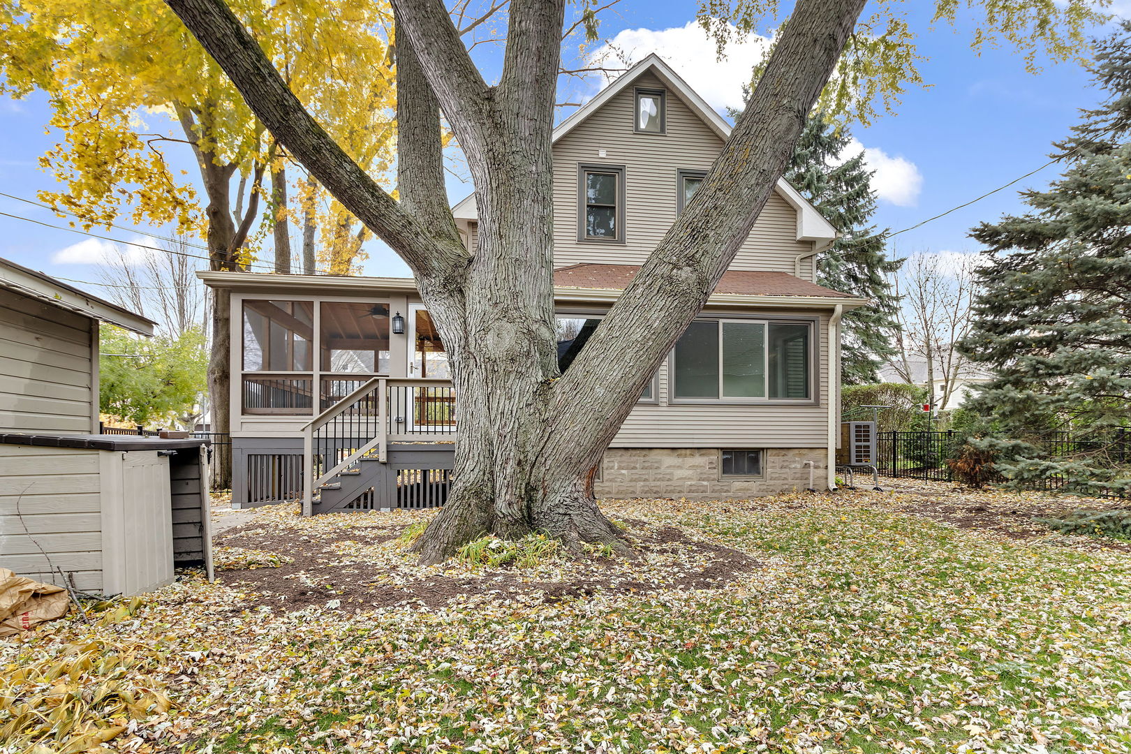 116 South West Street Naperville, IL 60540 - Photo 25 of 35 a front view of a house with garden