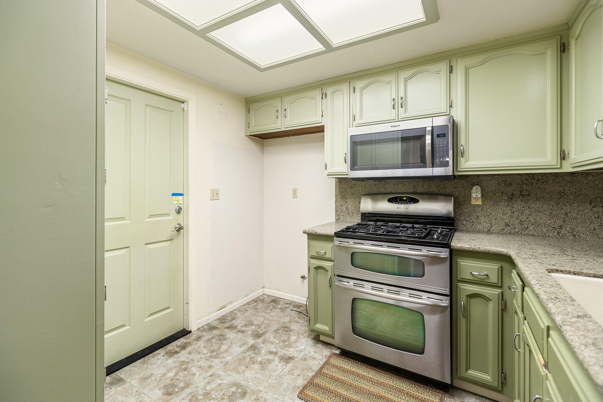812 Woods Place Exeter, CA 93221 - Photo 14 of 47 16 Kitchen