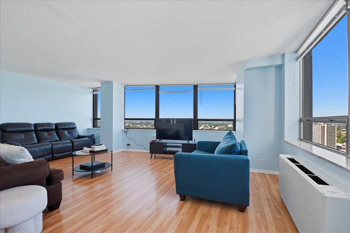 5701 North Sheridan Road, Unit 26B Chicago, IL 60660 - Photo 2 of 18 a living room with furniture and a flat screen tv