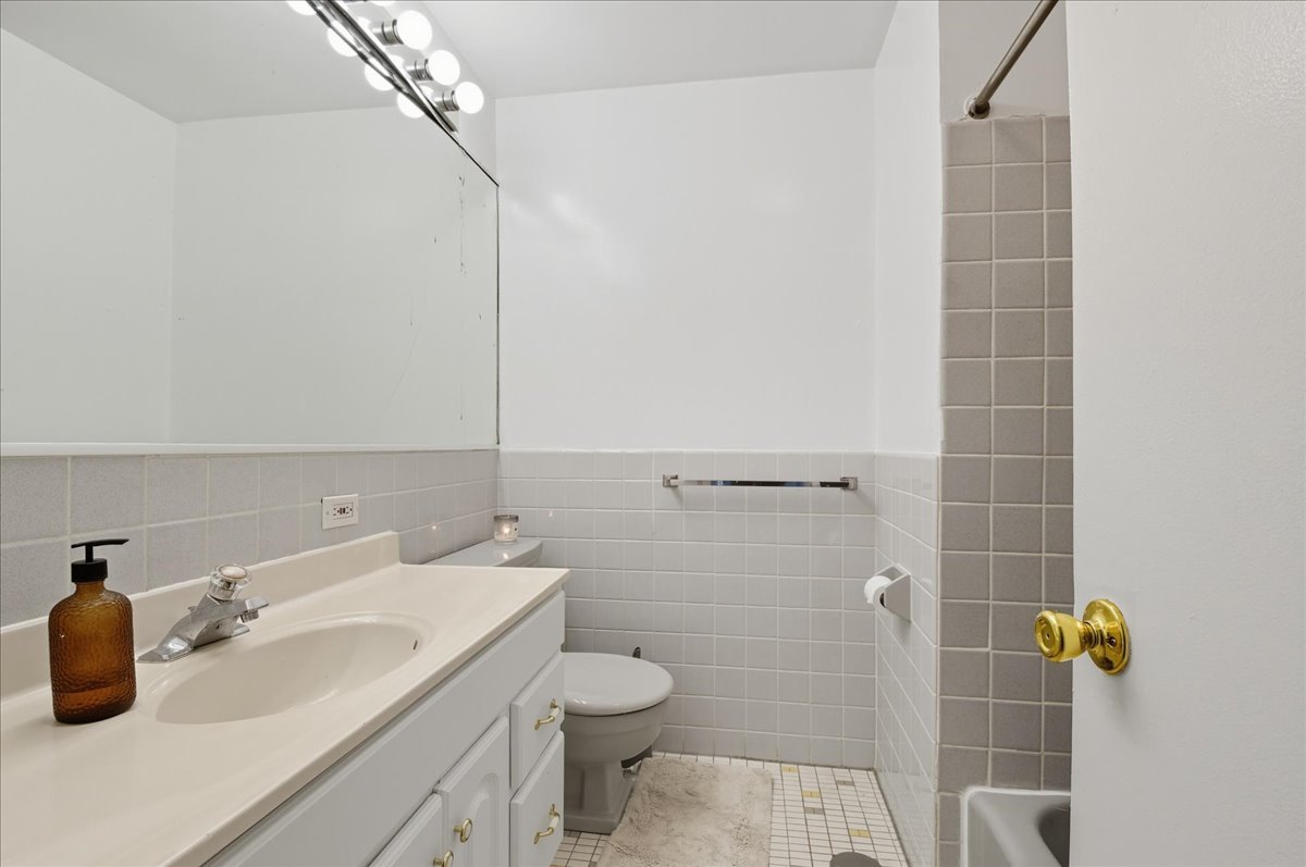 5701 North Sheridan Road, Unit 26B Chicago, IL 60660 - Photo 8 of 18 a bathroom with a sink and toilet