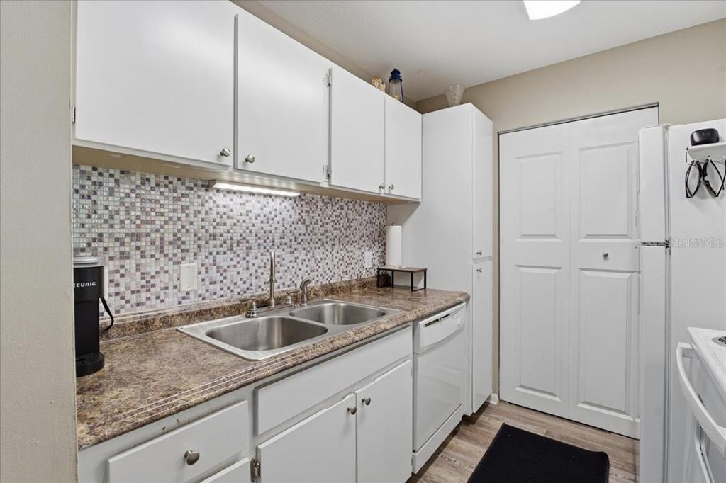 455 Alt 19, Unit 151 Palm Harbor, FL 34683 - Photo 19 of 52 a kitchen with a sink and cabinets