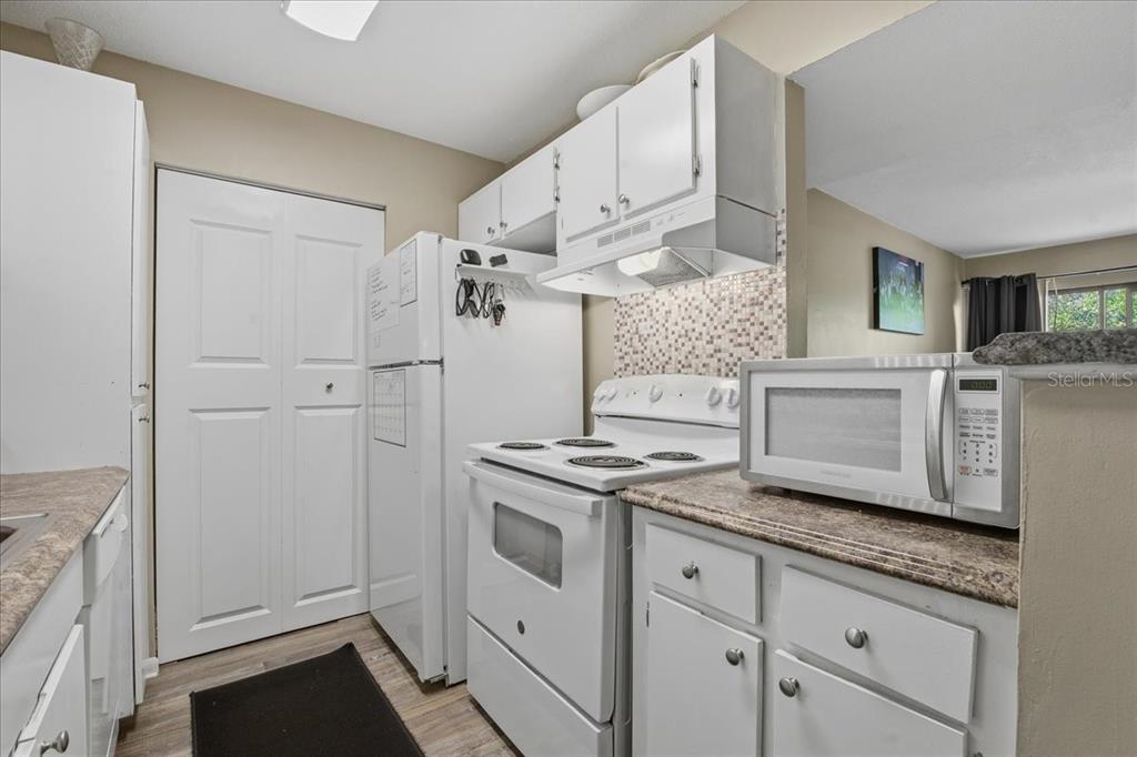 455 Alt 19, Unit 151 Palm Harbor, FL 34683 - Photo 20 of 52 a kitchen with a stove and cabinets