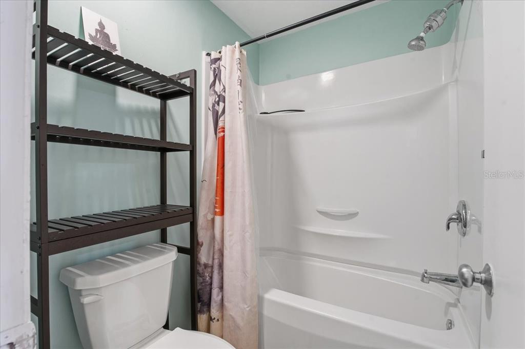 455 Alt 19, Unit 151 Palm Harbor, FL 34683 - Photo 26 of 52 a bathroom with a toilet and a bathtub