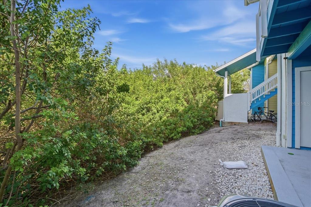 455 Alt 19, Unit 151 Palm Harbor, FL 34683 - Photo 31 of 52 a backyard of a house with lots of green space