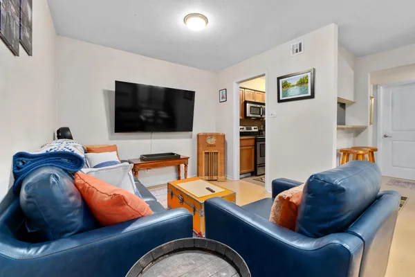 $1,395 | 3204 Manchaca Road, Unit 407, Austin, TX 78704