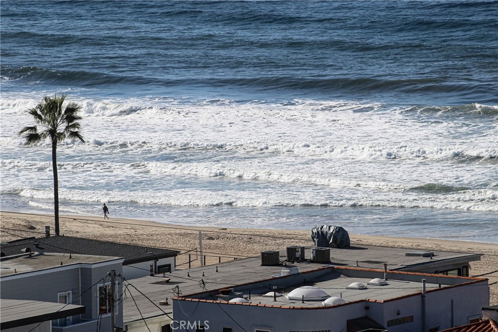 230 40th Street, Unit 3 Manhattan Beach, CA 90266 - Photo 31 of 38 a kitchen with a stove and a sink