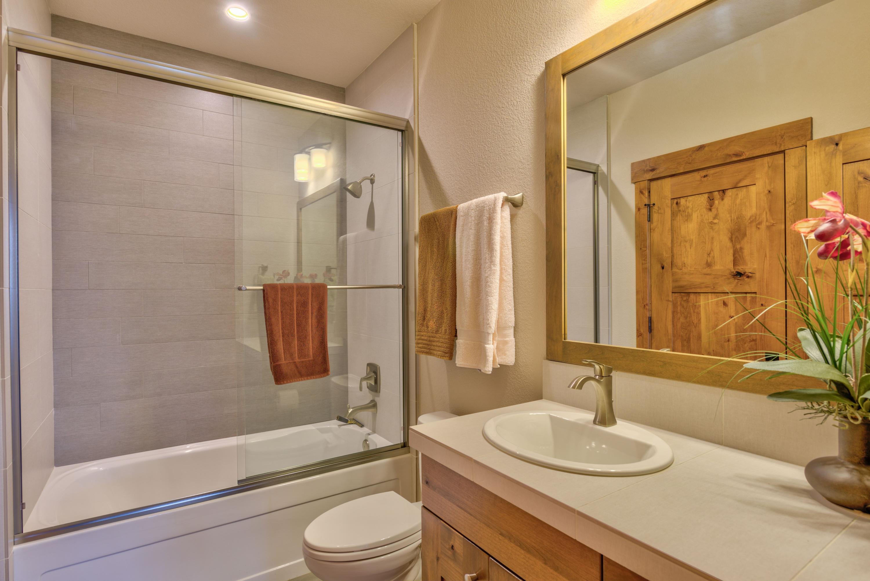 60444 Snap Shot Loop Bend, OR 97702 - Photo 17 of 38 Upstairs bathroom