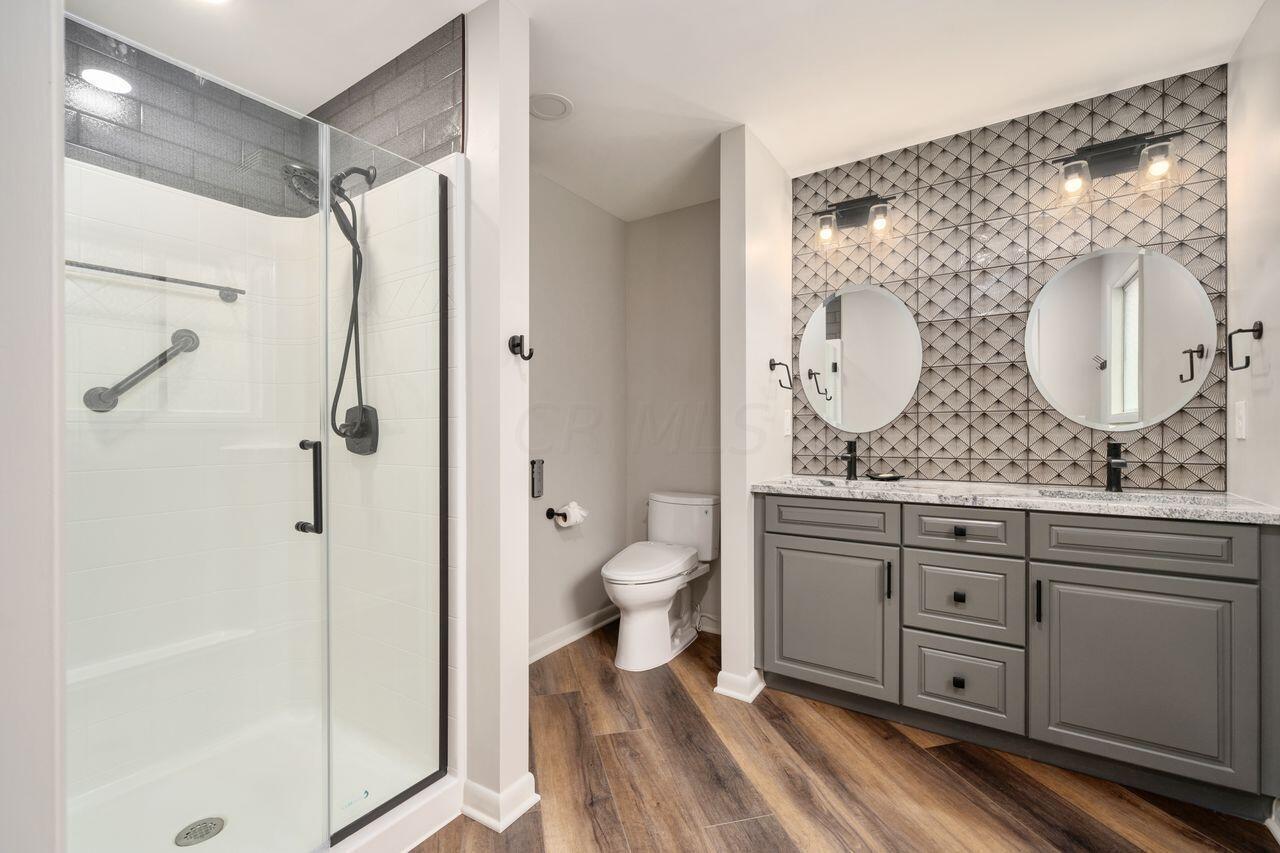 2110 Lytham Road Columbus, OH 43220 - Photo 17 of 39 Full Bathroom #1