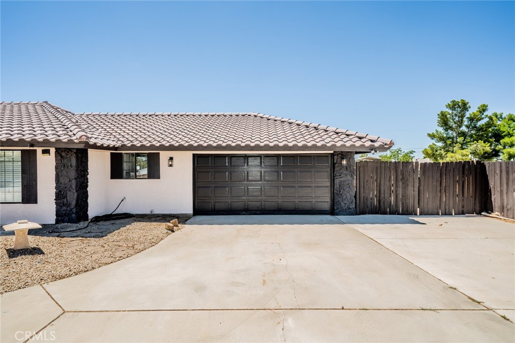 13786 Crow Road Apple Valley, CA 92307 - Photo 4 of 59 13786 Crow Rd Nugent Group 2 car garage