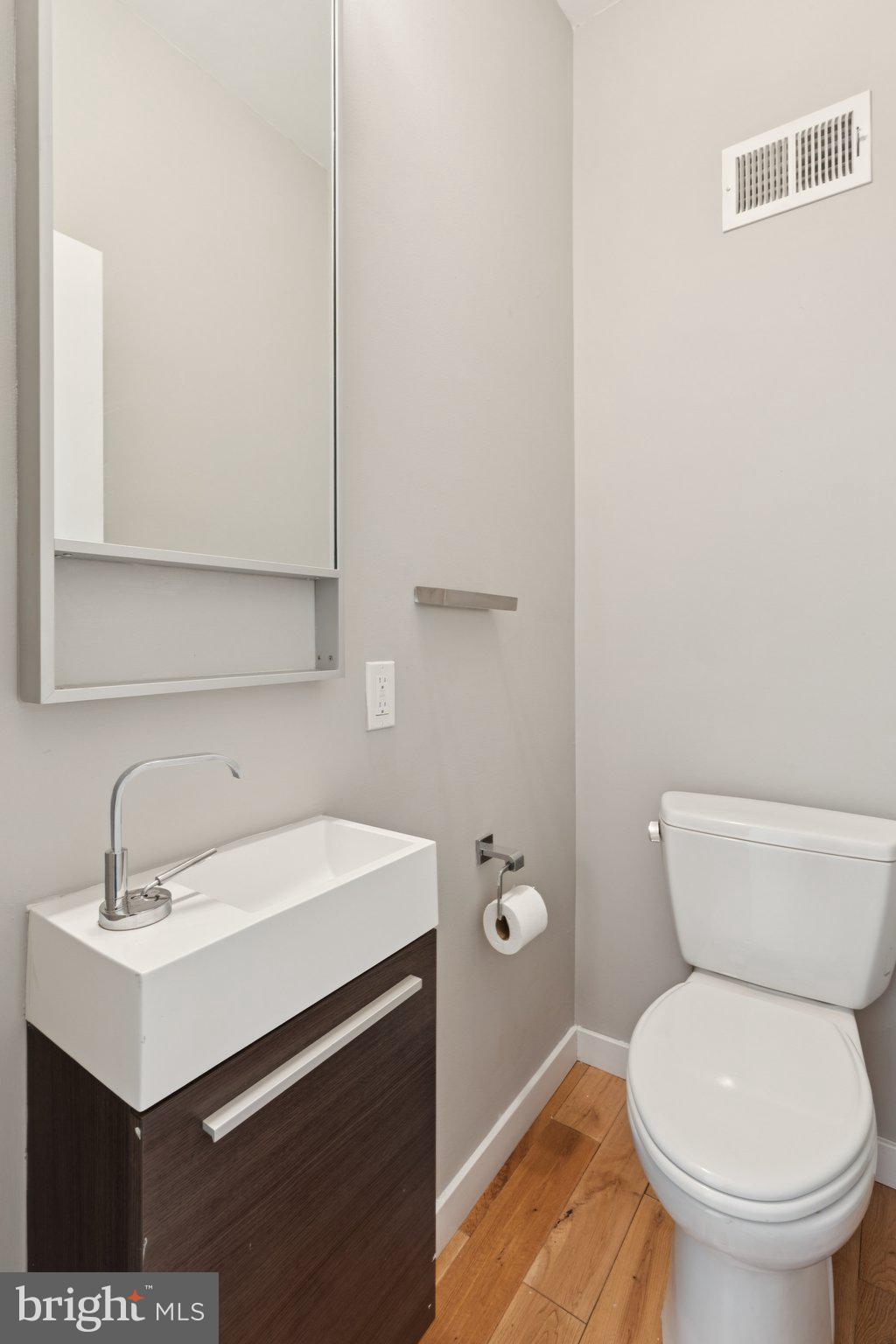 231 West Thompson Street Philadelphia, PA 19122 - Photo 11 of 48 1st Floor Powder Room!