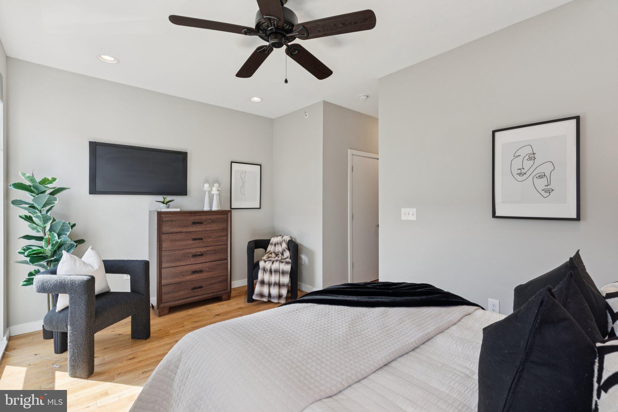 231 West Thompson Street Philadelphia, PA 19122 - Photo 16 of 48 Upper Floor Primary Suite