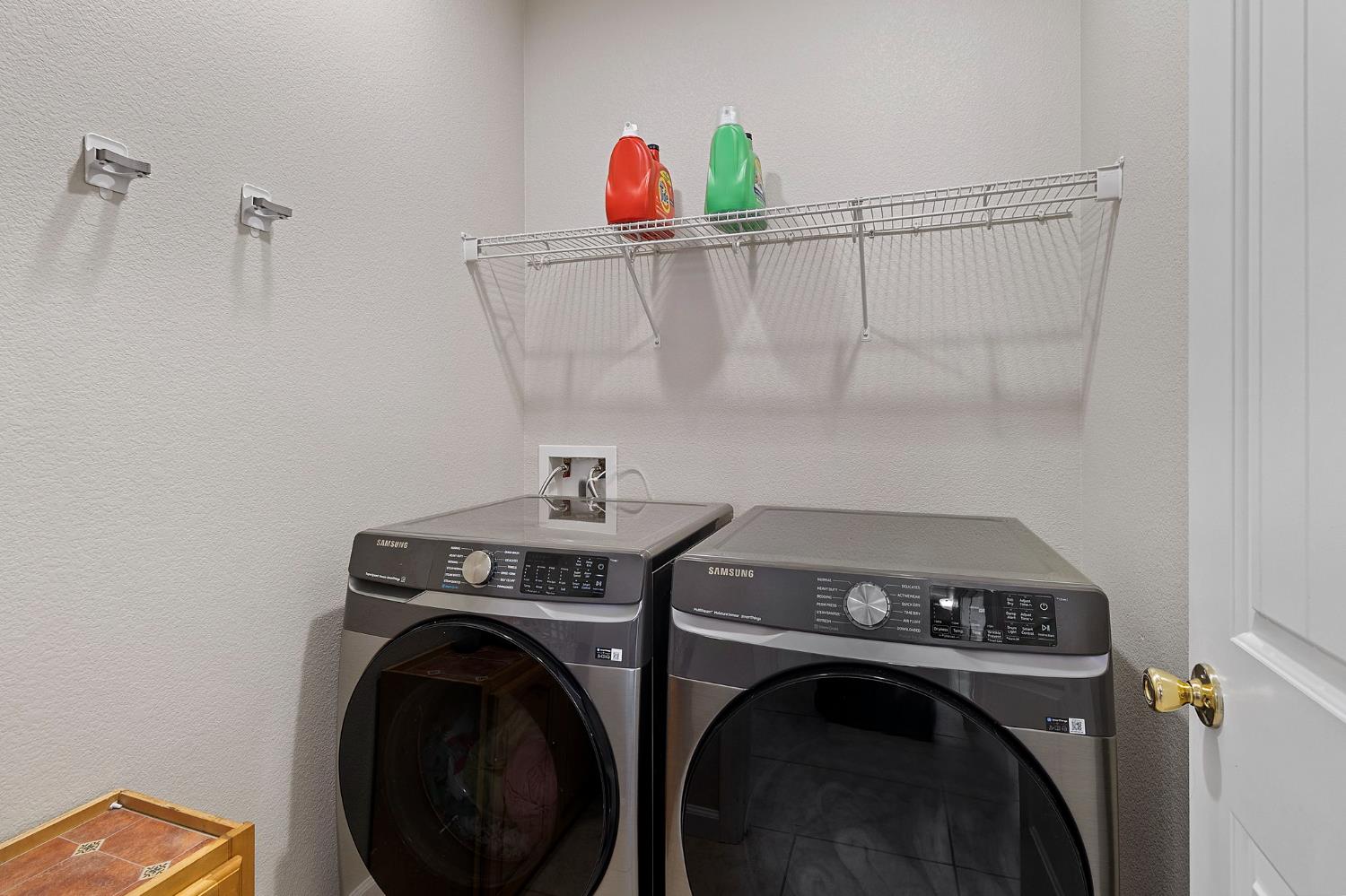 7525 Eldred Way Sacramento, CA 95829 - Photo 20 of 38 laundry area with a textured wall and independent washer and dryer