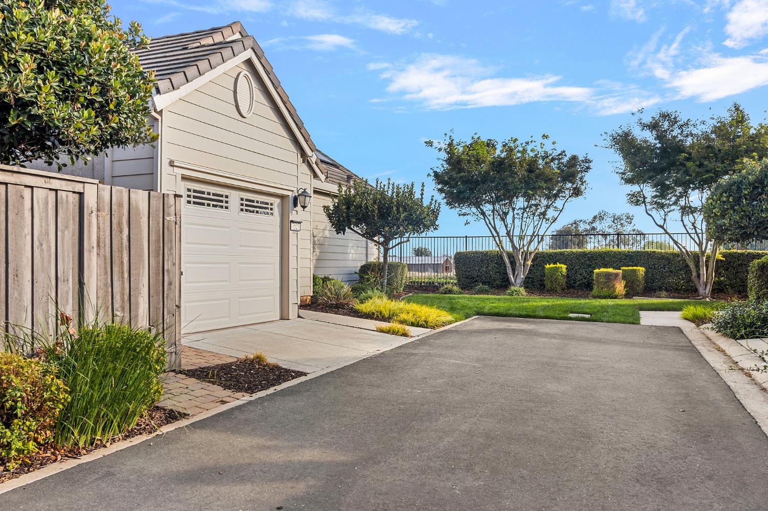 7525 Eldred Way Sacramento, CA 95829 - Photo 23 of 38 garage with driveway