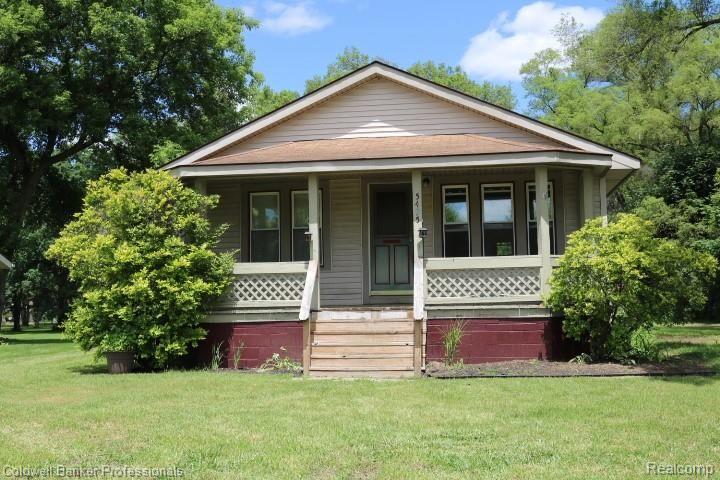 5495 Hearst Road Utica, MI 48317 - Photo 2 of 21 Large front porch