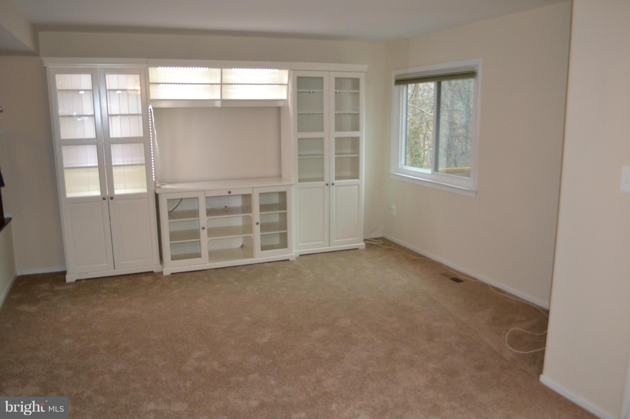 8548 Gwynedd Way Springfield, VA 22153 - Photo 8 of 20 Living Room