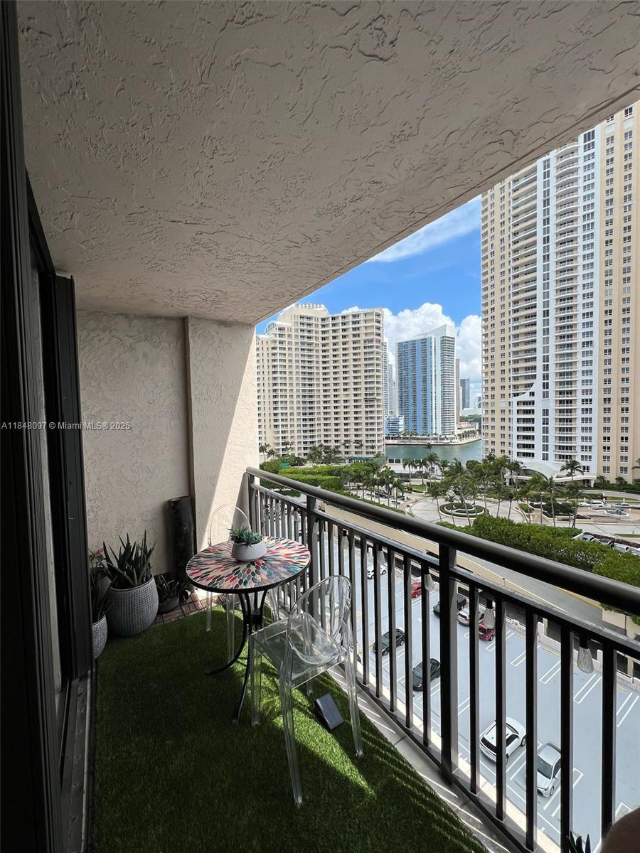 540 Brickell Key Drive, Unit 1524 Miami, FL 33131 - Photo 21 of 44
