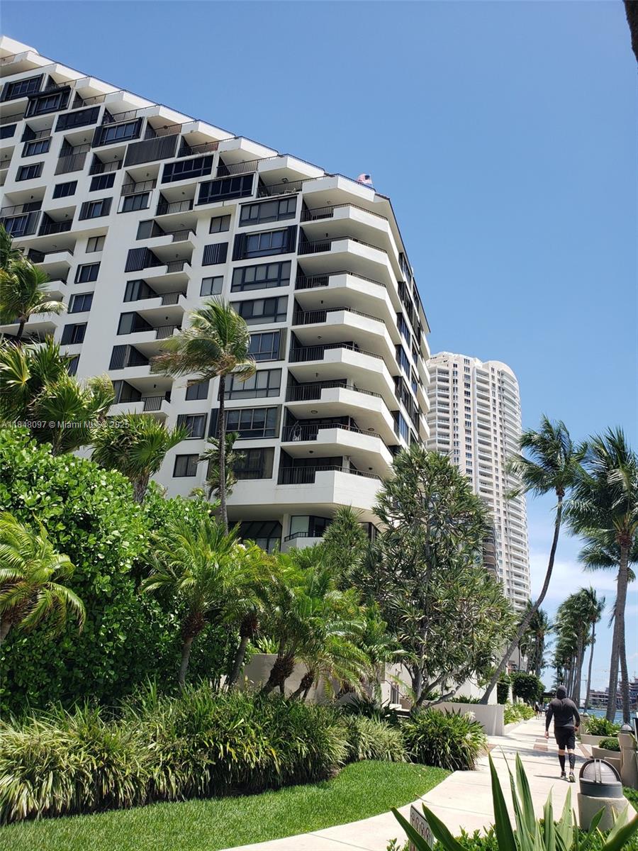 540 Brickell Key Drive, Unit 1524 Miami, FL 33131 - Photo 42 of 44 a front view of building