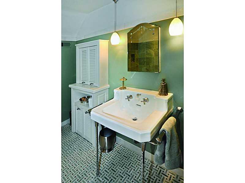 1040 Highmont Road Pittsburgh, PA 15232 - Photo 15 of 25 Full Bath.